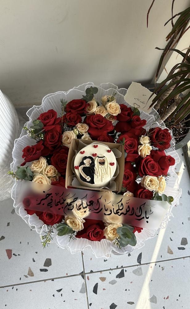 باقة ورد دائرية مع كعكة مركزية