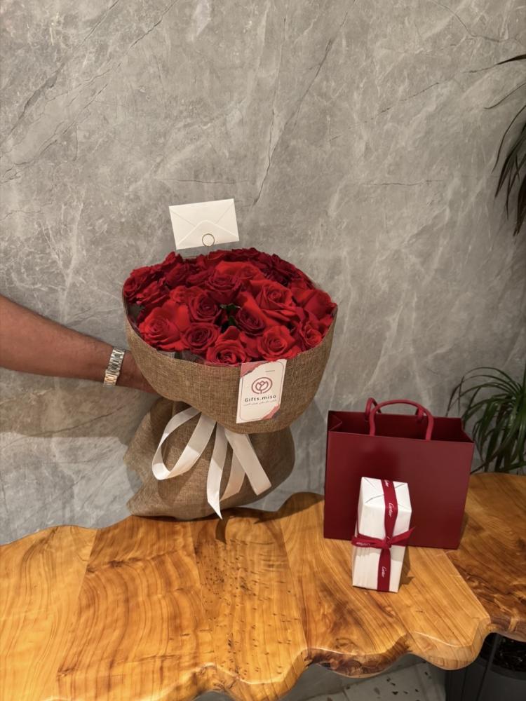 بوكية احمر تغليف غيشه +عطر كارتييه