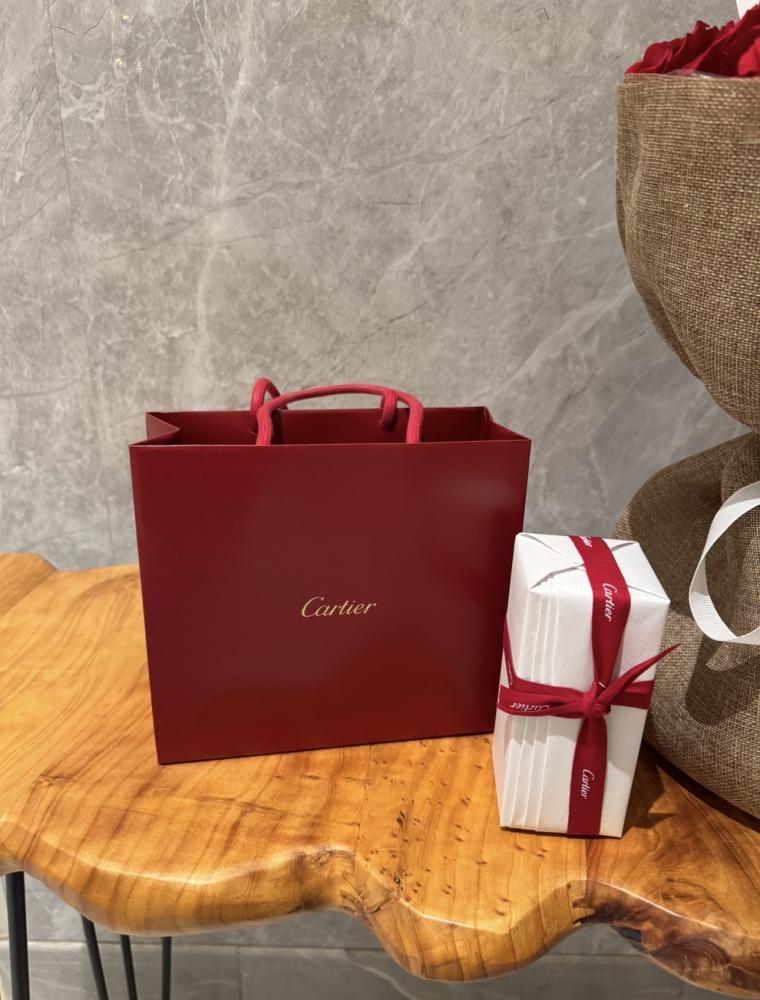 بوكية احمر تغليف غيشه +عطر كارتييه