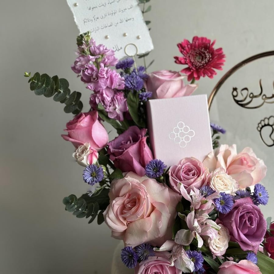 استند مواليد مع ورد +هديه بريق الفضه