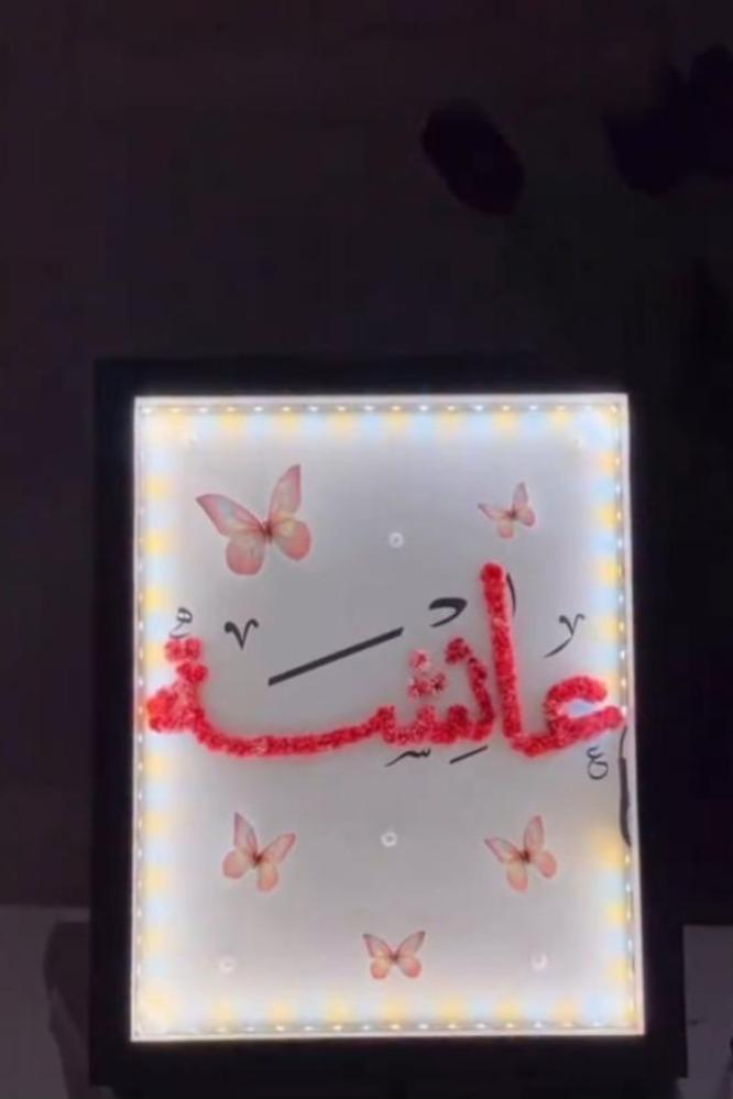 لوحة اسم مضيئة بتصميم أنيق