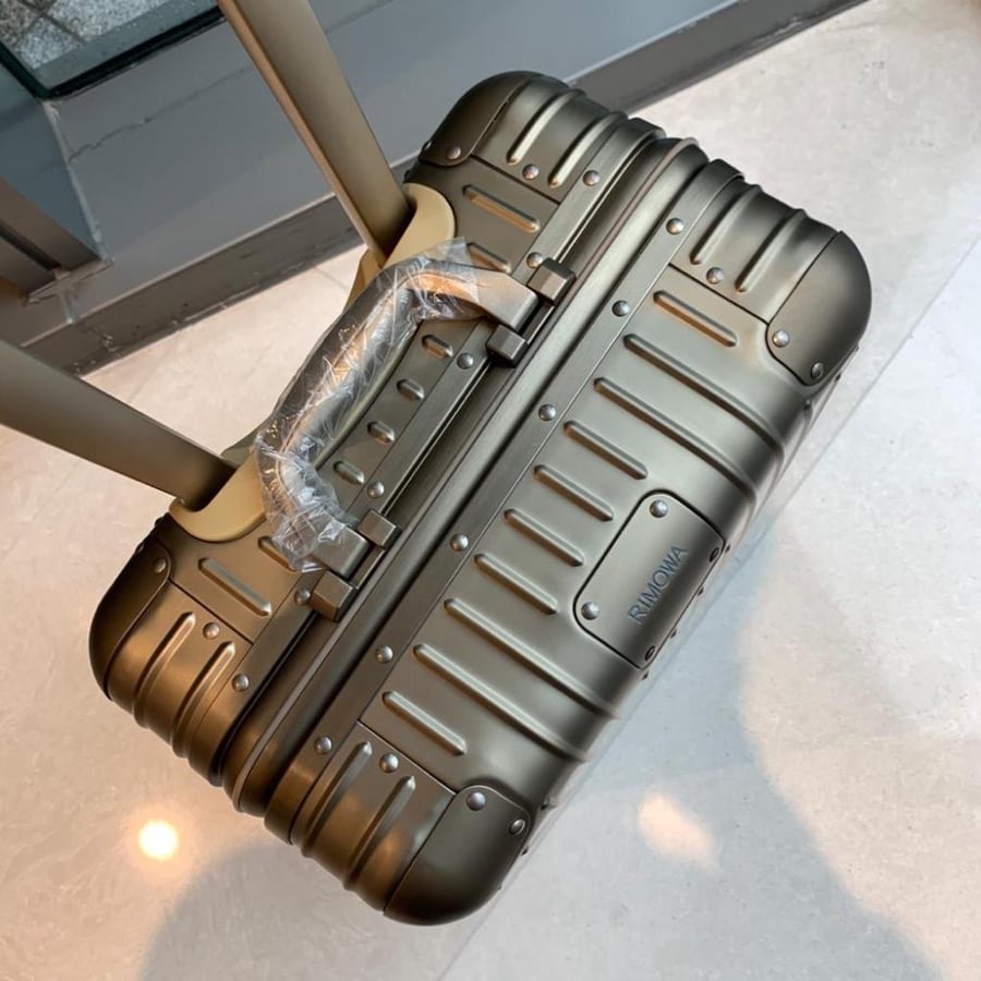 ريموا حقيبة سفر carry-on S بلون التيتانيوم