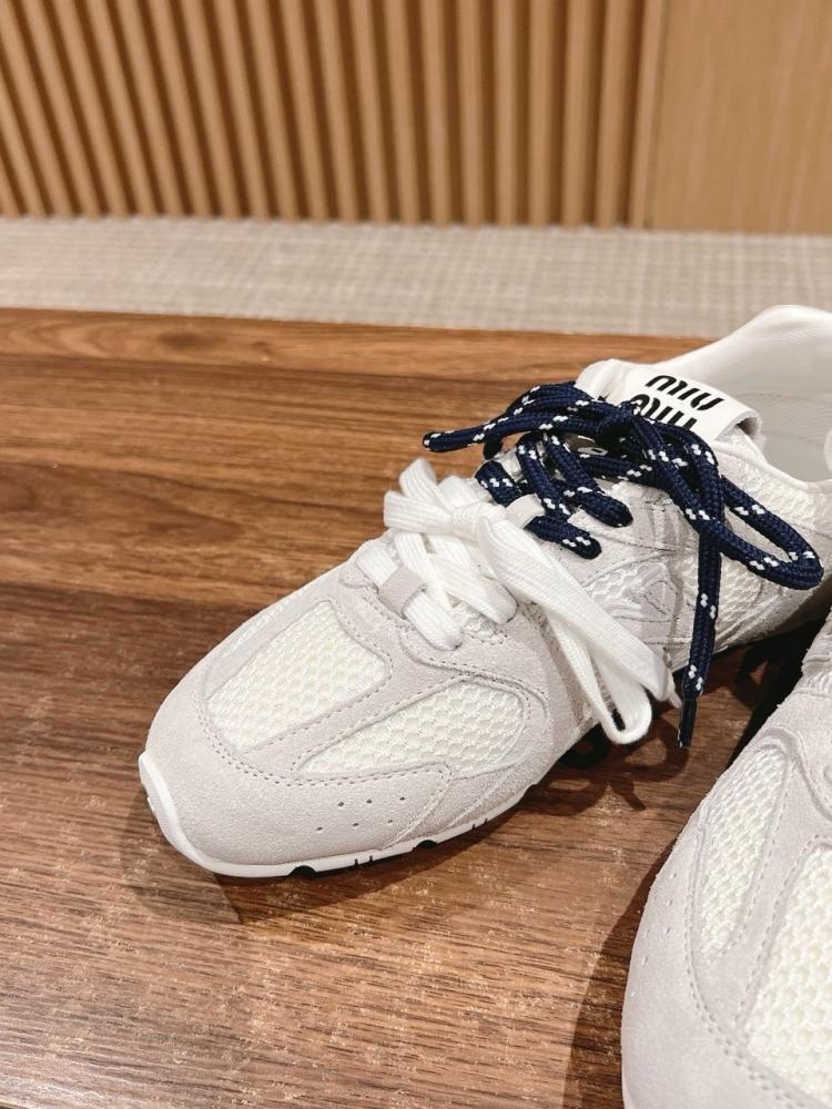 سنيكرز miu miu vs new balance