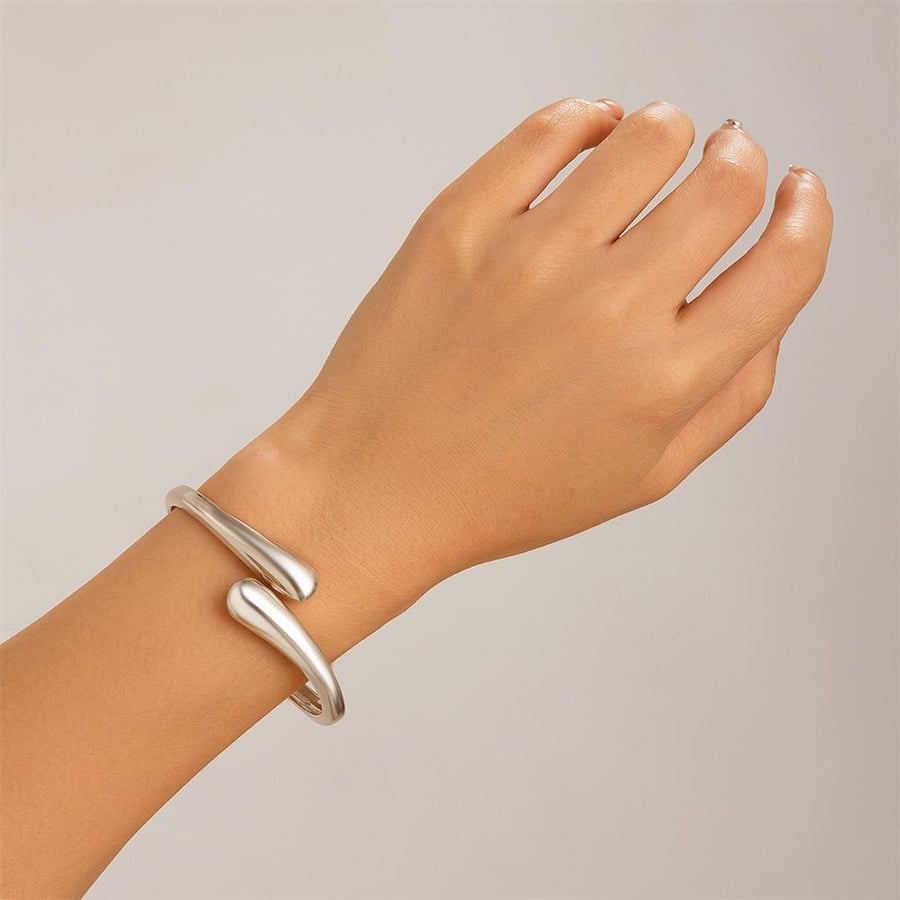 إسورة معدنية عريضة