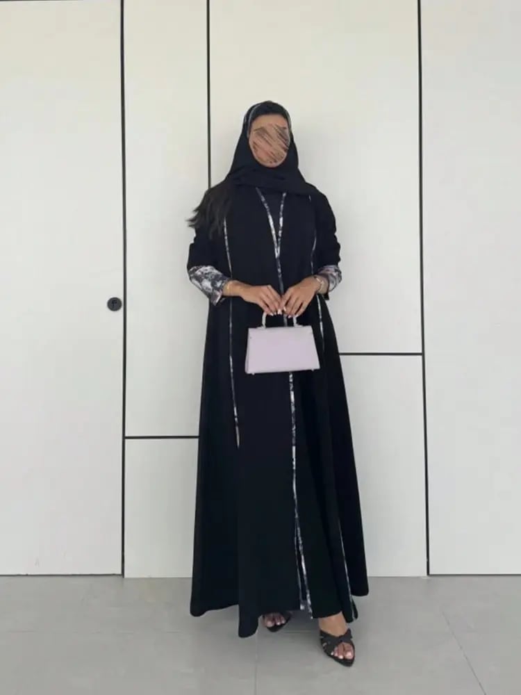عباية نسائية سوداء بأكمام راجلان وتفاصيل كتل لونية أنيقة