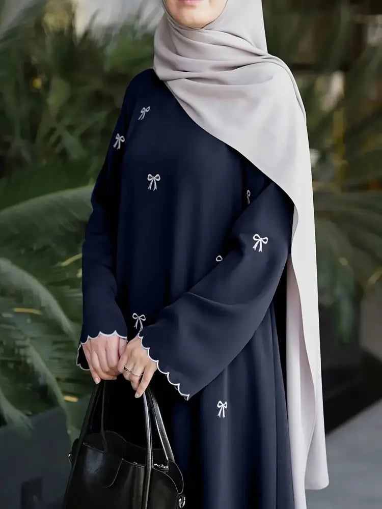عباية نسائية أنيقة مطرزة بالفراشات بتصميم طويل ومحتشم