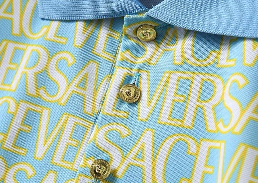 طقم  فيرساتشي ازرق سماوي  مزين بالشعار من Versace