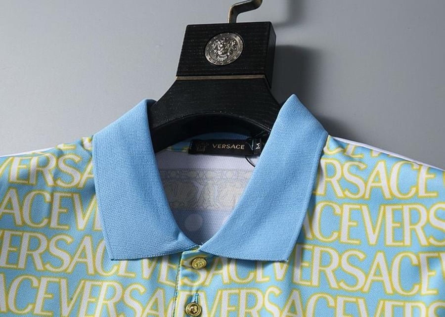 طقم  فيرساتشي ازرق سماوي  مزين بالشعار من Versace