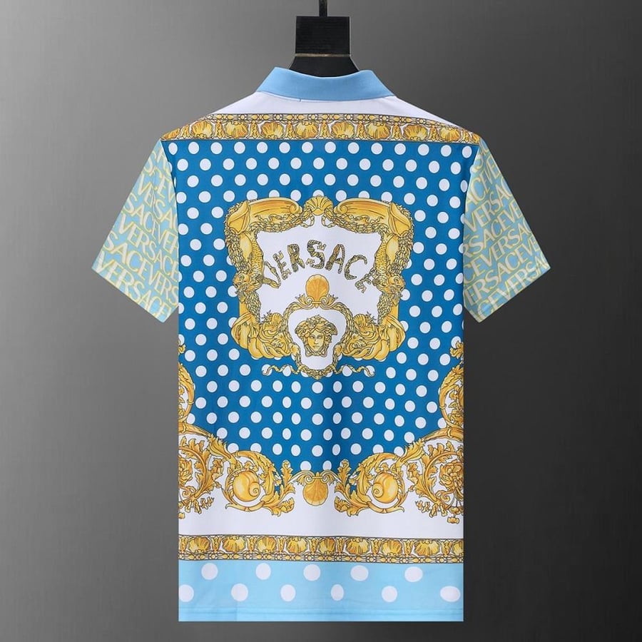 طقم  فيرساتشي ازرق سماوي  مزين بالشعار من Versace