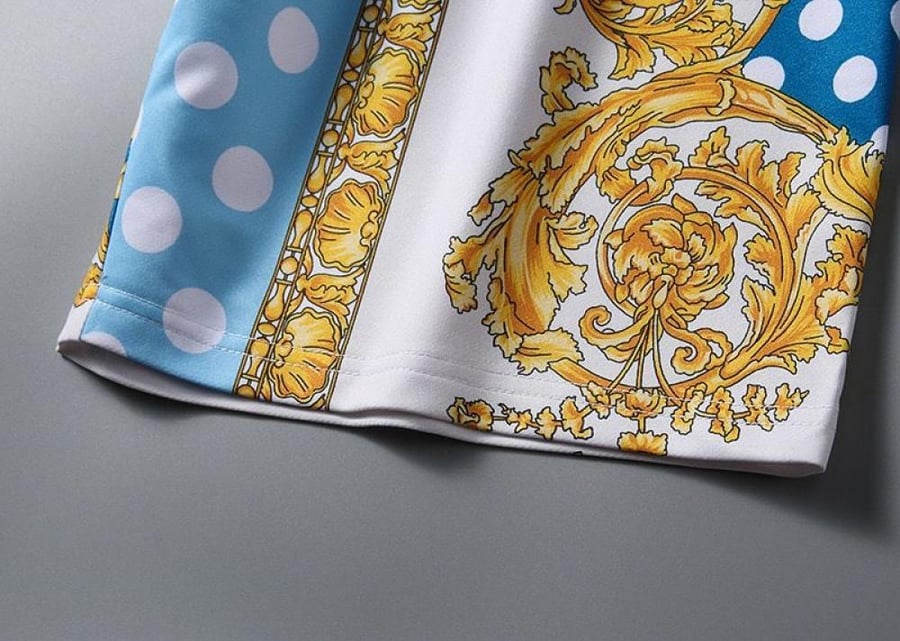 طقم  فيرساتشي ازرق سماوي  مزين بالشعار من Versace