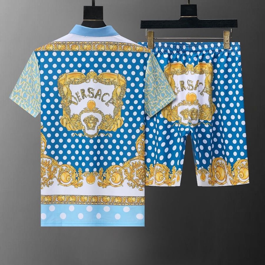 طقم  فيرساتشي ازرق سماوي  مزين بالشعار من Versace