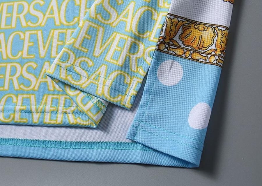 طقم  فيرساتشي ازرق سماوي  مزين بالشعار من Versace