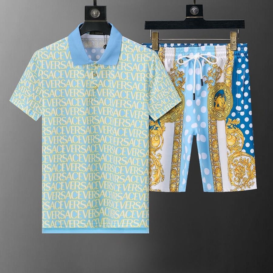 طقم  فيرساتشي ازرق سماوي  مزين بالشعار من Versace