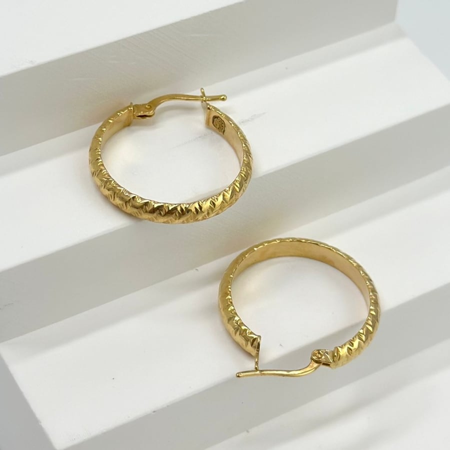 حلق ذهب اصفر عيار 18 مجوهرات الشلوي Gold earrings, Al-Shalawi jewelry