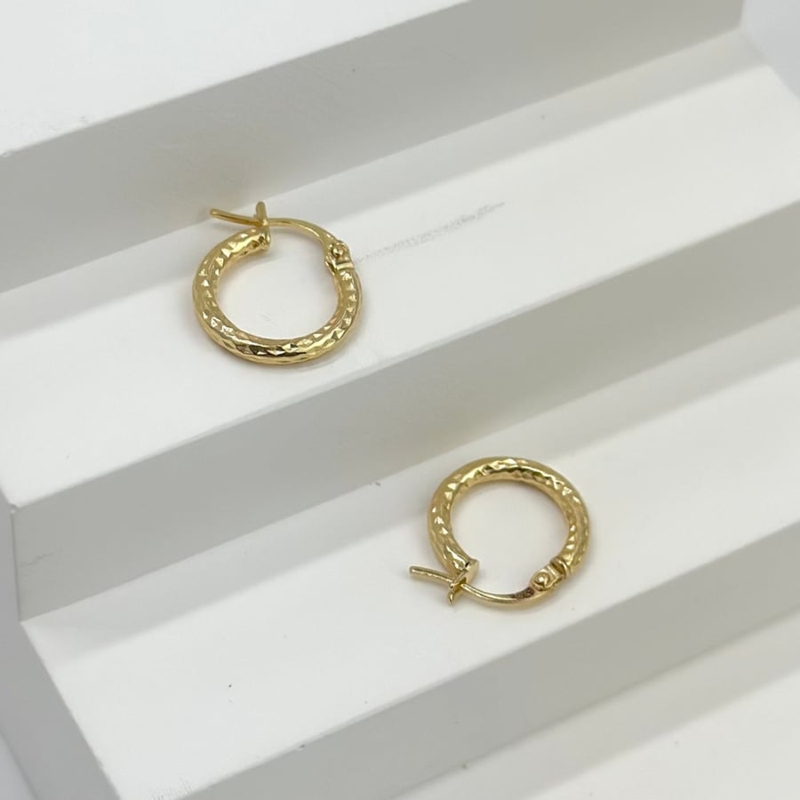 حلق ذهب اصفر عيار 18 مجوهرات الشلوي Gold earrings, Al-Shalawi jewelry