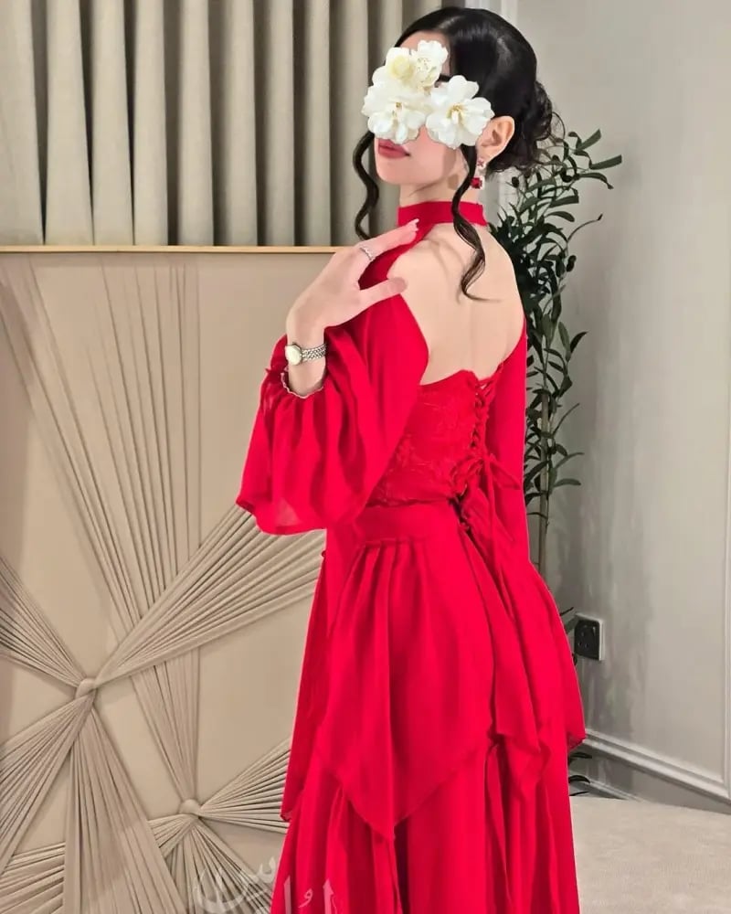فستان احمر بقصه انوثيه