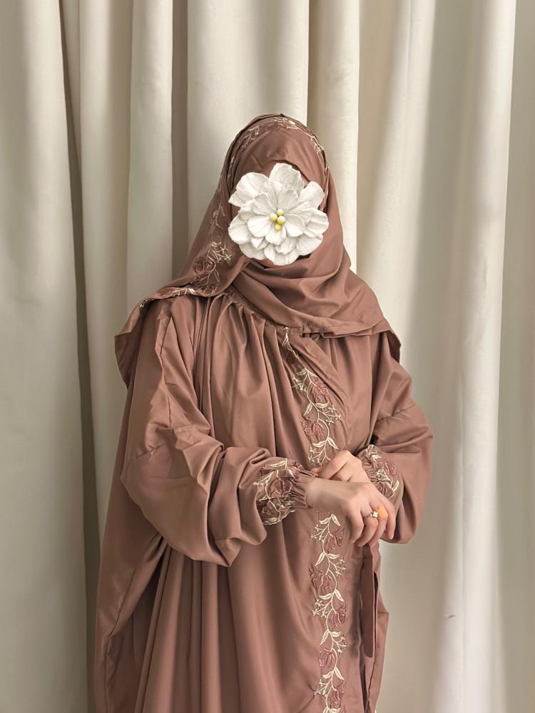 طقم صلاة بتطريز ورد ( وردي غامق  )
