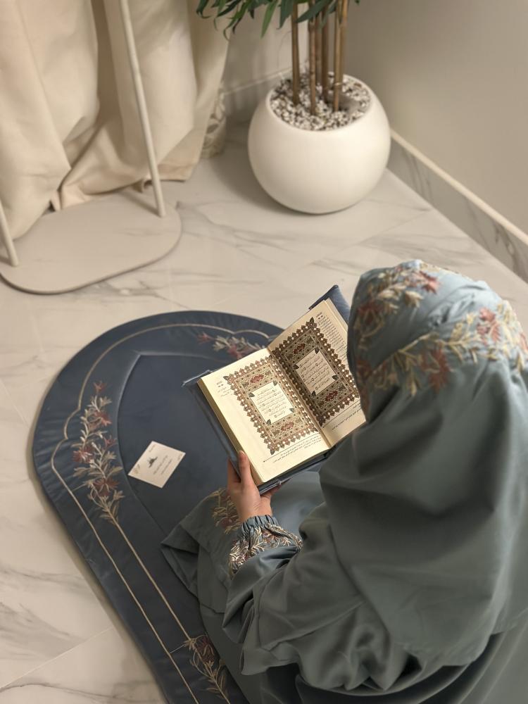 طقم صلاة بتطريز ورد ( سماوي )