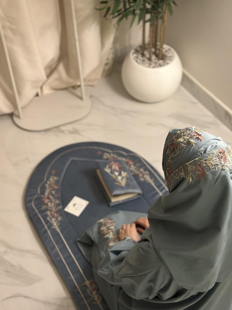 طقم صلاة بتطريز ورد ( سماوي )