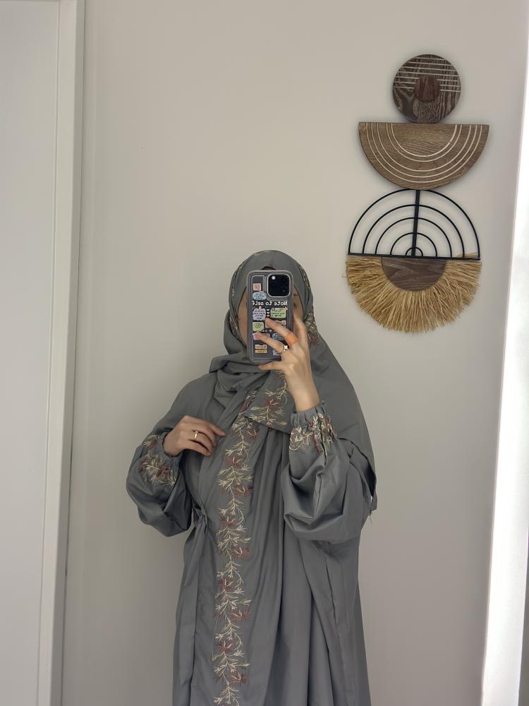 طقم صلاة بتطريز ورد ( رصاصي )