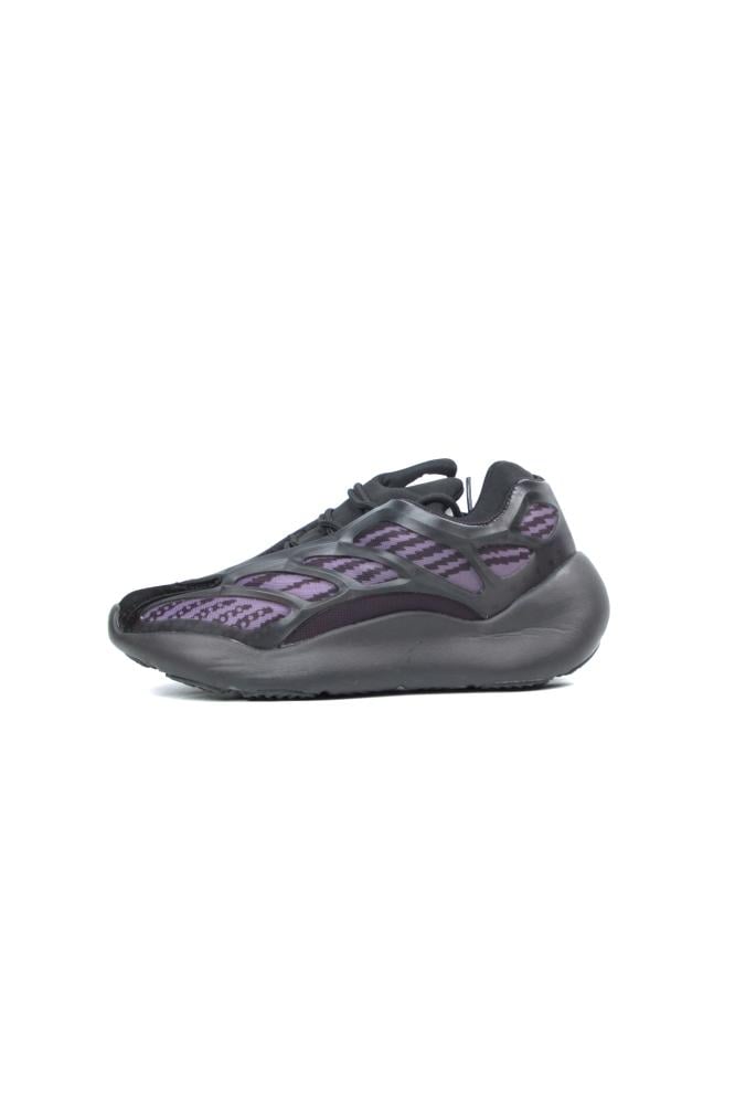 حذاء Yeezy للجنسين بتصميم أسود أنيق