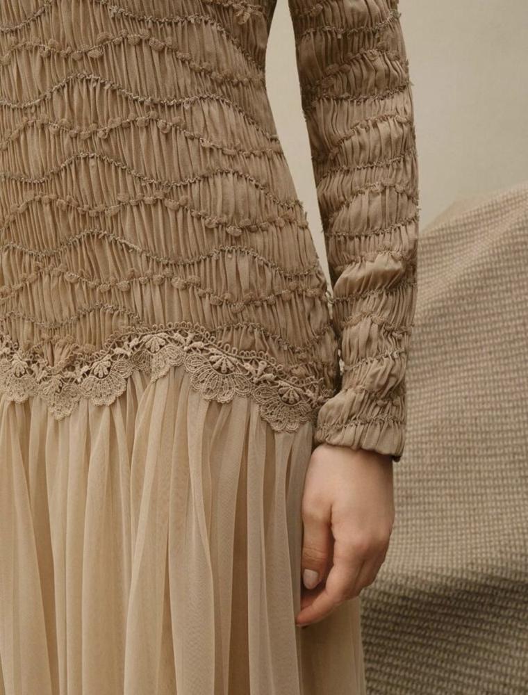 فستان “Patch Elegance” كوكتيل بتصميم عصري