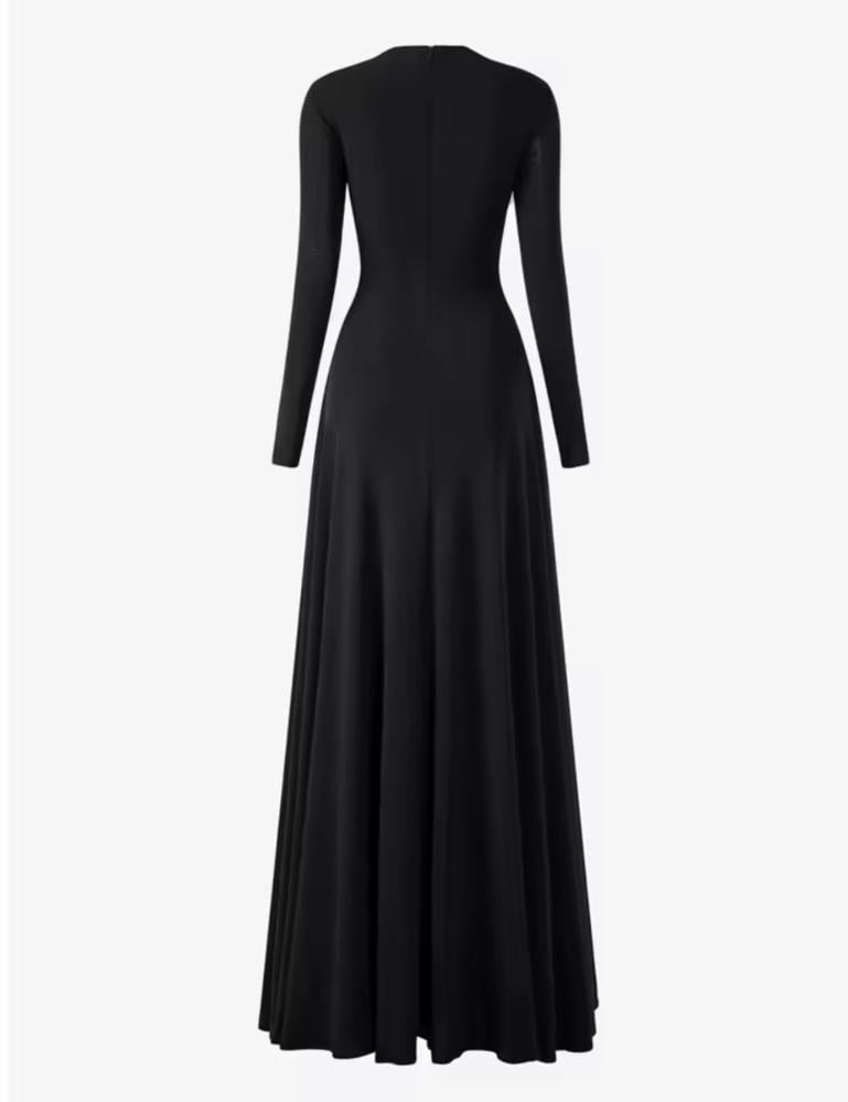 A dress with pleats, tight and plain, with a V-shaped neckline, long sleeves made of stretch fabric.