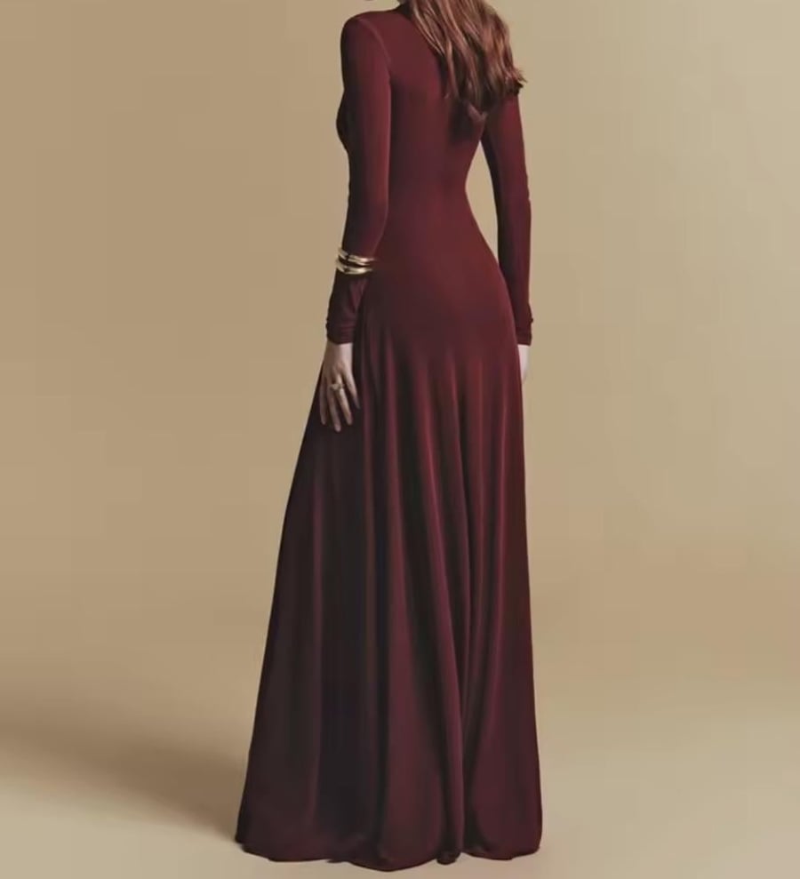 A dress with pleats, tight and plain, with a V-shaped neckline, long sleeves made of stretch fabric.