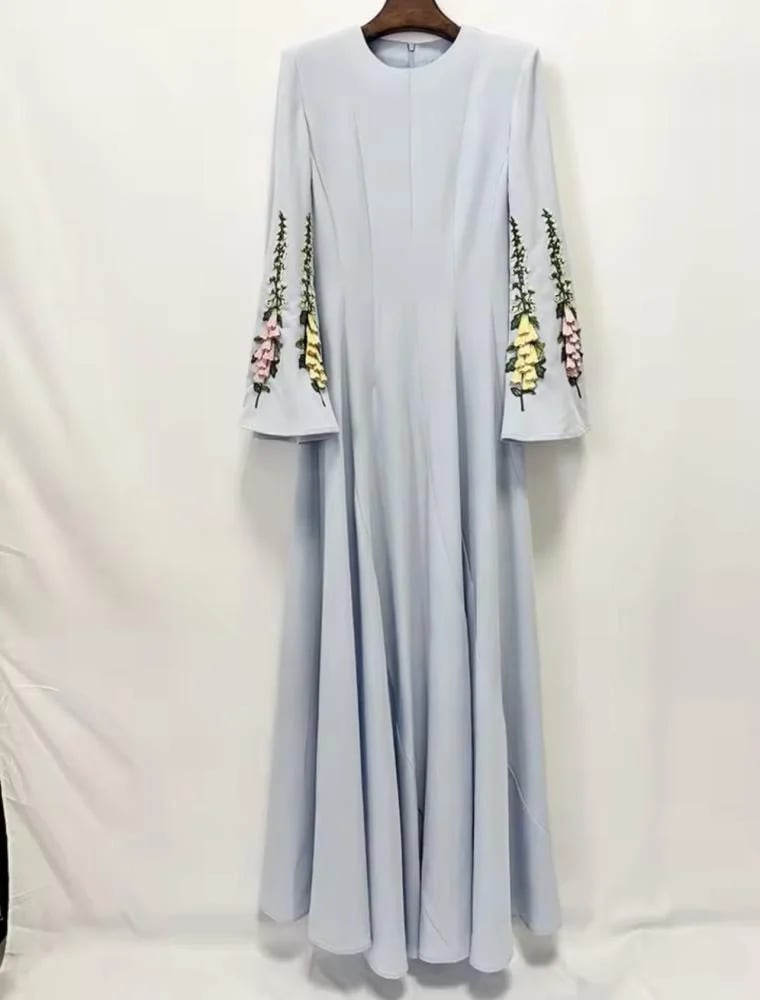 lapallina-azora-sleeve-detail.jpg تفاصيل الأكمام الواسعة المطرزة