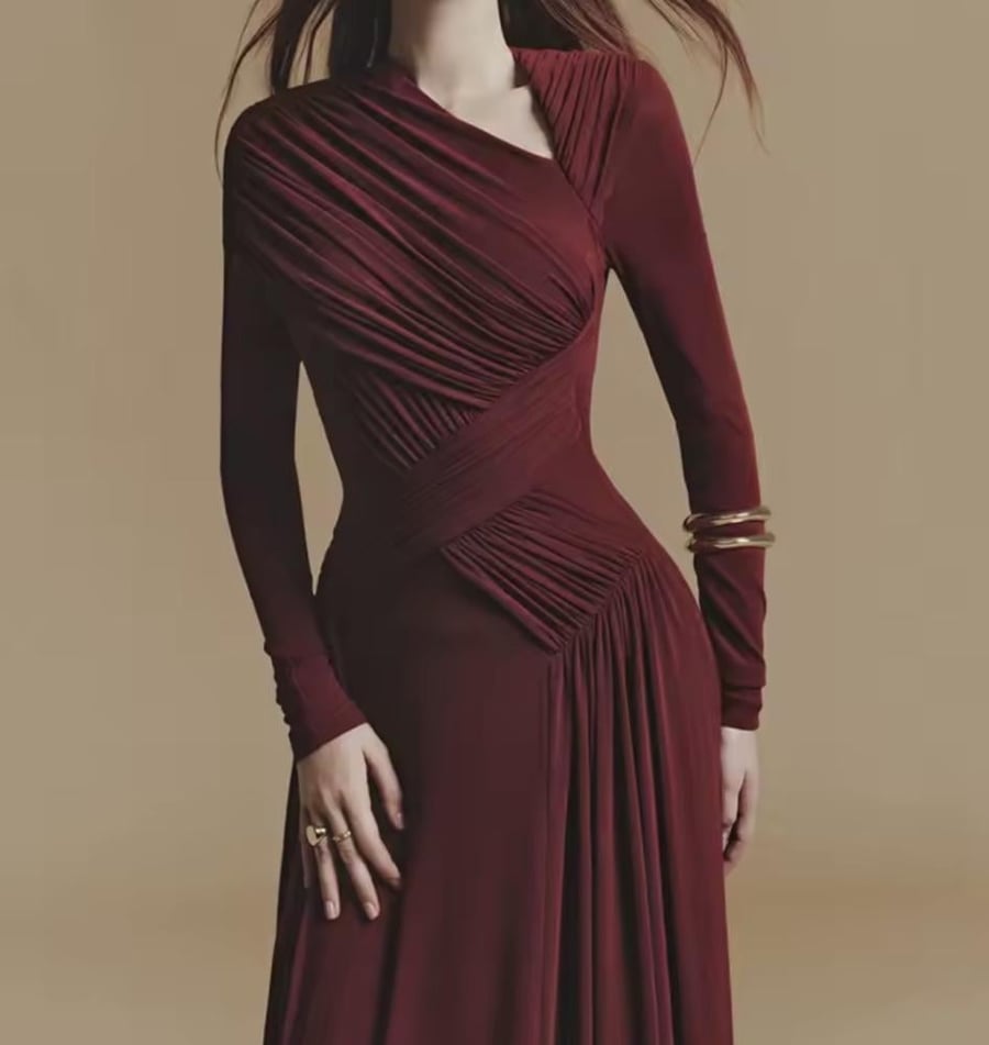 A dress with pleats, tight and plain, with a V-shaped neckline, long sleeves made of stretch fabric.