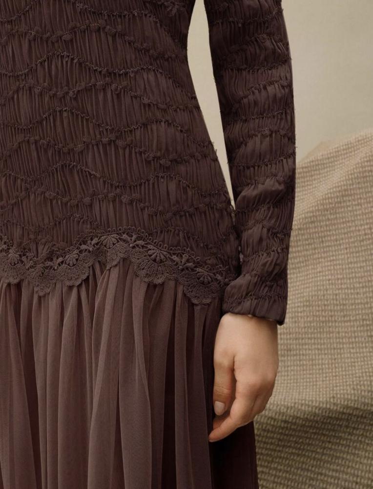 فستان “Patch Elegance” كوكتيل بتصميم عصري