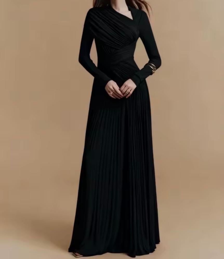 A dress with pleats, tight and plain, with a V-shaped neckline, long sleeves made of stretch fabric.
