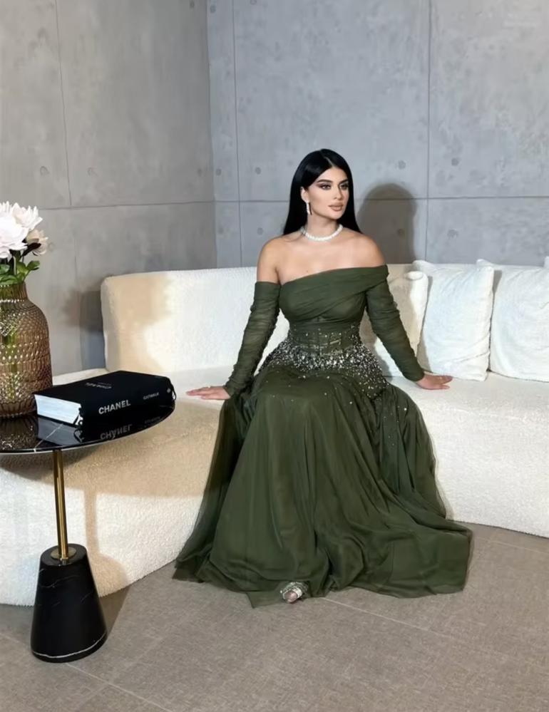 فستان مصمم خصيصاً، أنيق، بتصميم كلاسيكي، مزين بالكشكشة والترتر والخرز، بقصة A-Line وياقة قارب