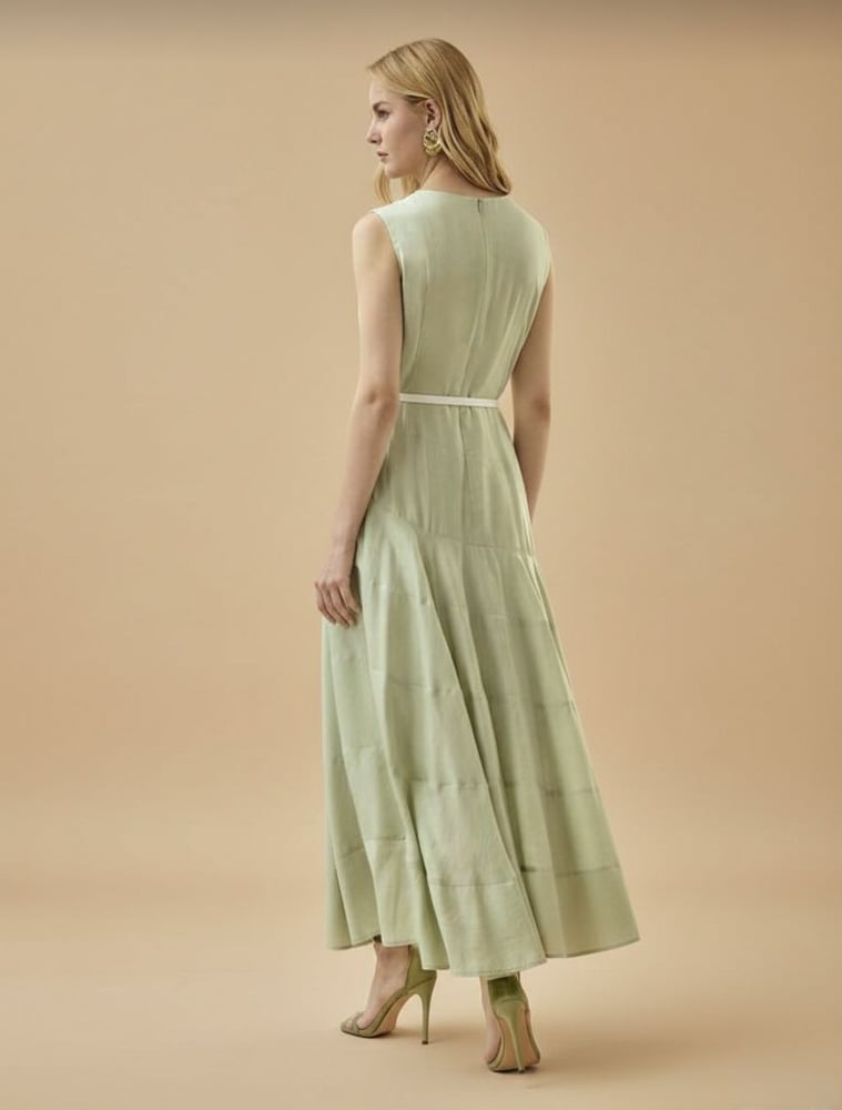 فستان “Green Allure” بتصميم عصري وحافة انسيابي