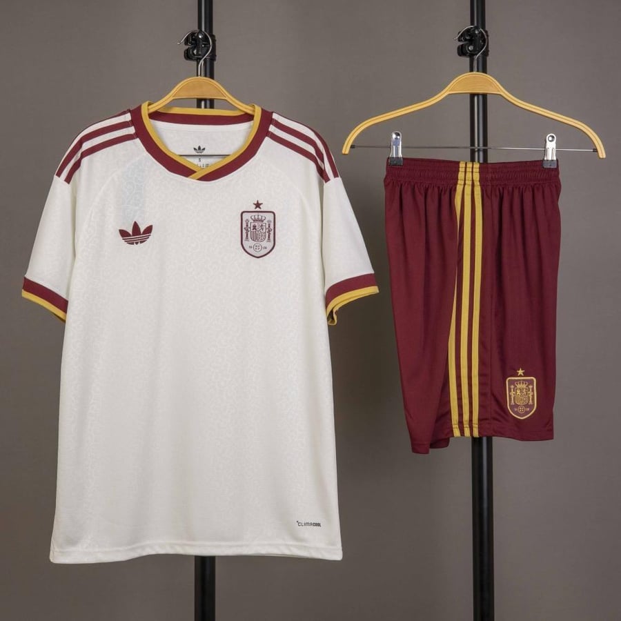 طقم اسبانيا الابيض 2026