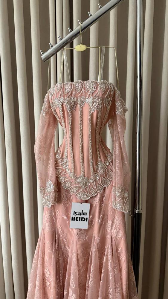 فستان سهرة زهري ناعم بقصة حورية البحر ومطرز بالكريستال الفاخر