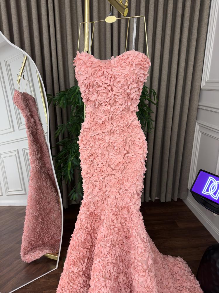 Evening dress with roses complete
