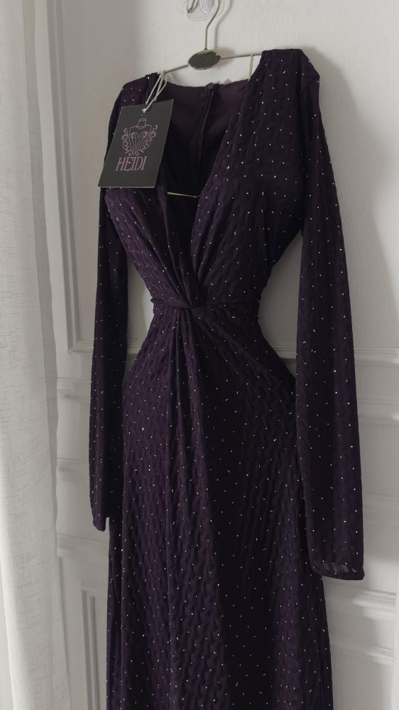 Long purple evening dress with long sleeves and V-neck | HEIDI Fashion House