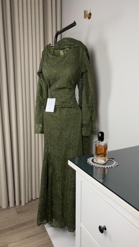 Evening dress, olive dentelle, with draped collar and royal cape | Haidi