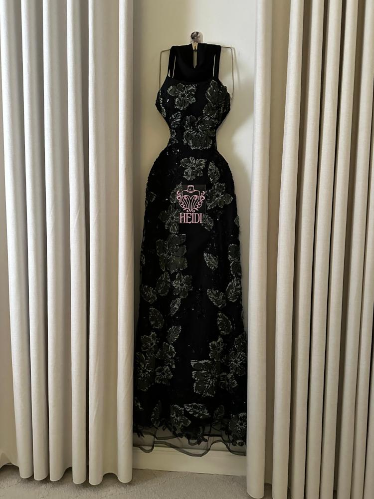 Elegant black evening dress, luxurious, embroidered with three-dimensional flowers