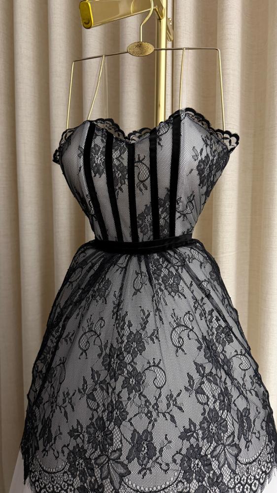 فستان سهرة أنيق بتصميم كلاسيكي عصري (Strapless / بدون أكمام)
