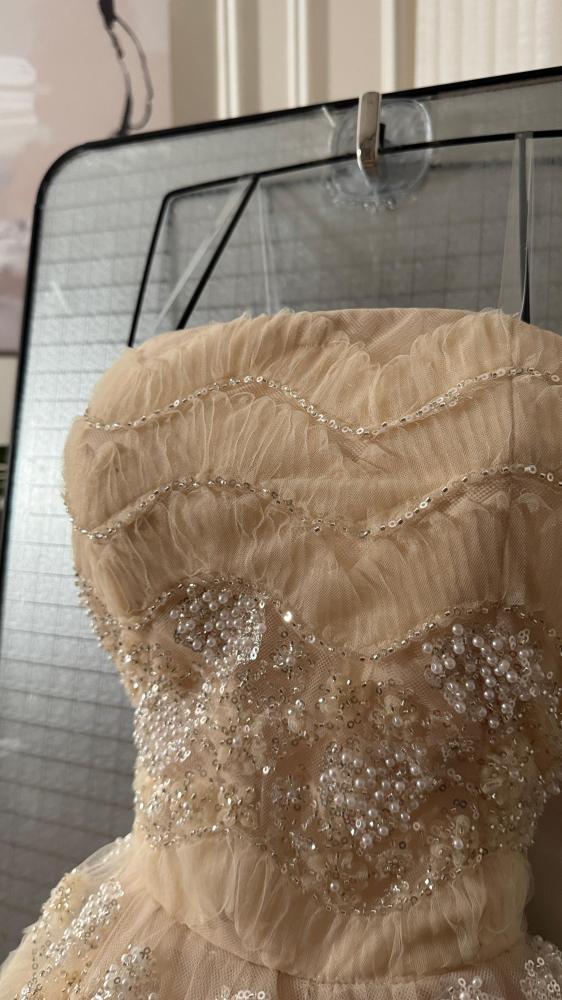 فستان سهرة ميدي بتصميم أميري (A-Line) بدون أشرطة (Strapless)