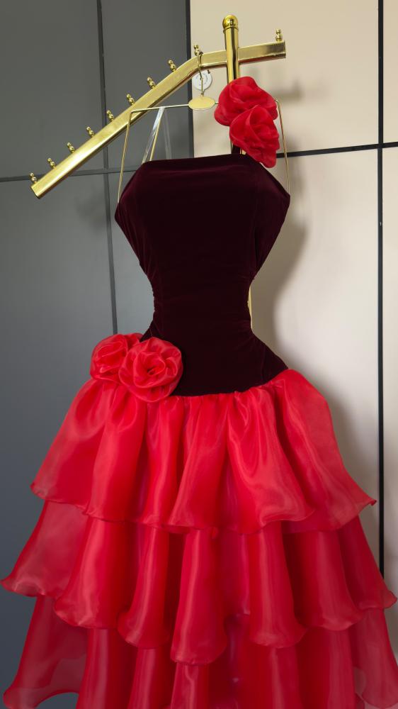 فستان سهرة أنيق بكتف واحد مع تنورة كشكش باللون العنابي والأحمر (Burgundy & Red Layered Dress)