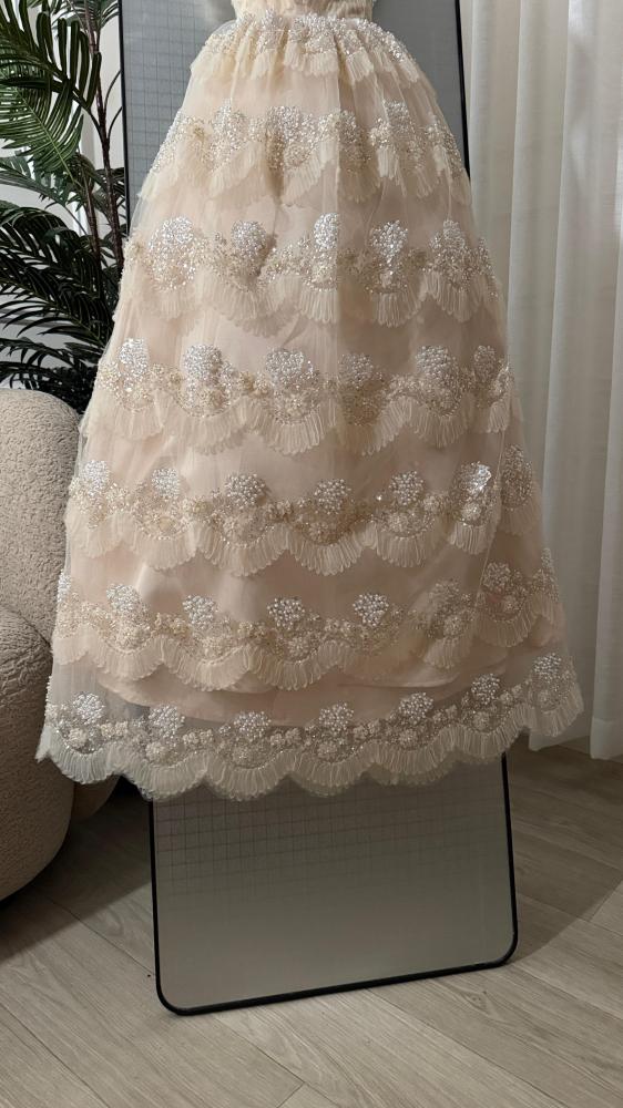 فستان سهرة ميدي بتصميم أميري (A-Line) بدون أشرطة (Strapless)