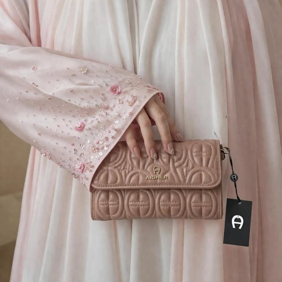 محفظة آغنر مبطنة بشعار AIGNER المعدني