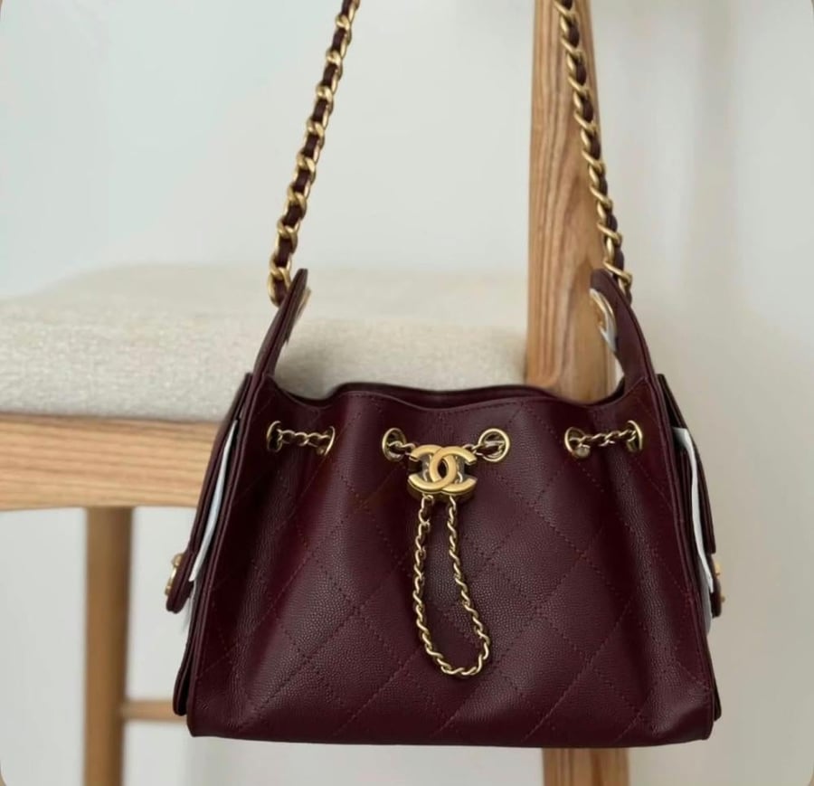 حقيبة CHANEL Quilted Bucket Bag بحزام كتف من الجلد والسلسلة المعدنية