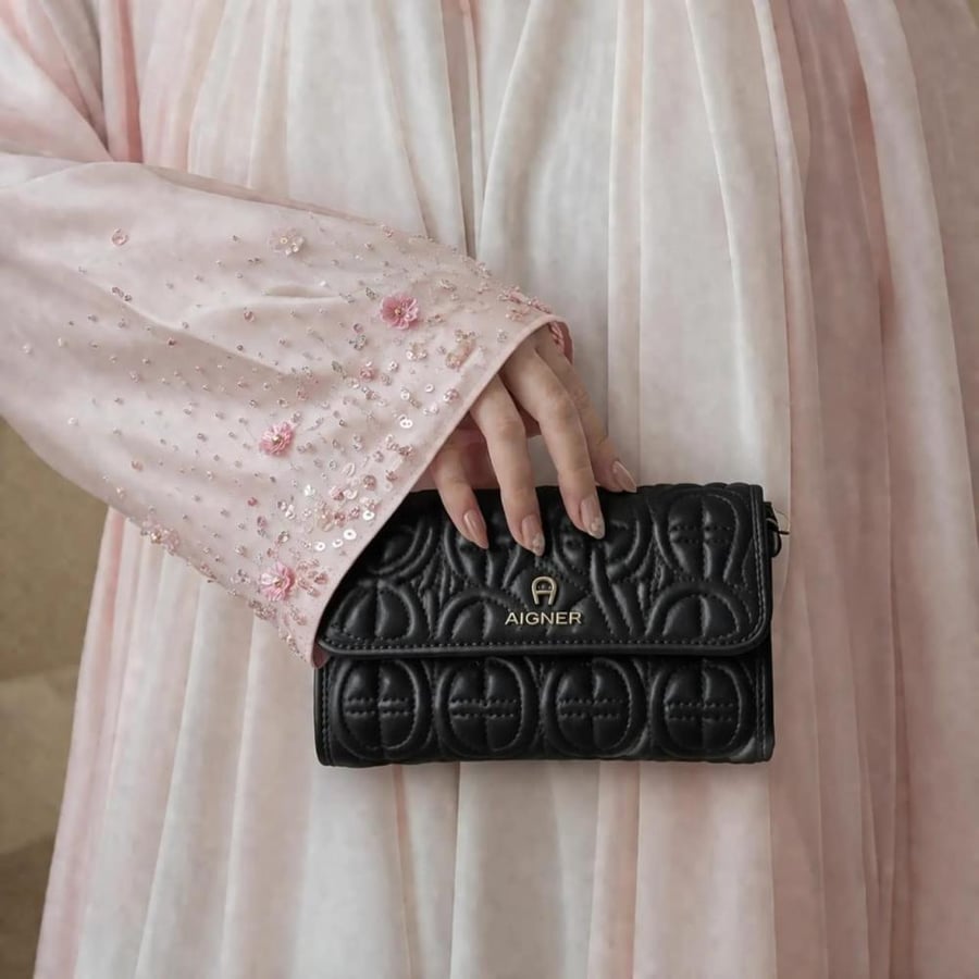 محفظة آغنر مبطنة بشعار AIGNER المعدني