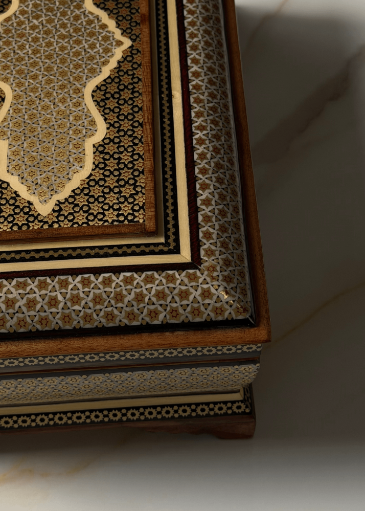 صندوق فاخر مطعّم بعظم الجمل والنحاس