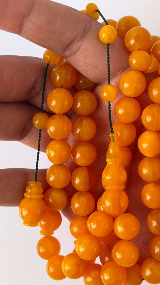 Round Juzri prayer bead with a Tameelika