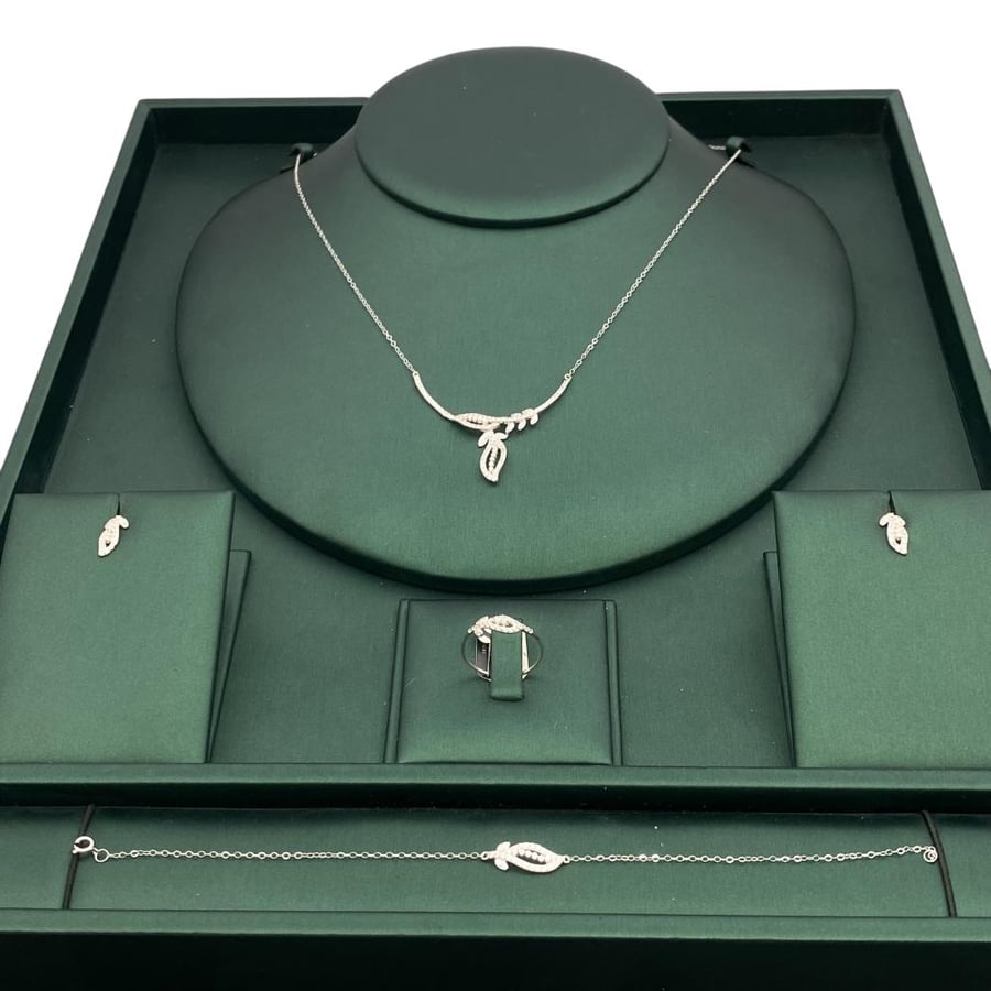 18 karat gold set, weight 4.9 grams